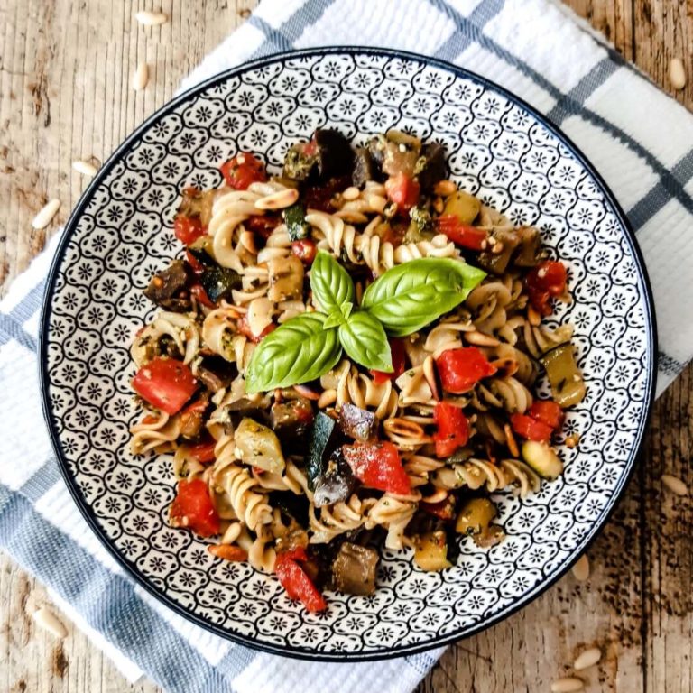 Pâtes au pesto et légumes du soleil